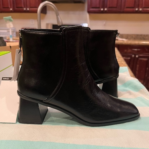 Boots - Picture 3 of 4